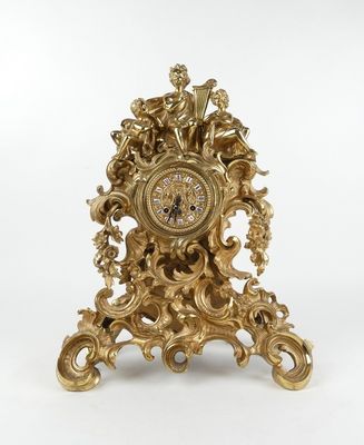 une horloge en or posée sur un socle