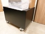 une pile de cartons sur un chariot dans une pièce