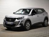 La voiture argentée est garée dans le garage de l'immeuble.