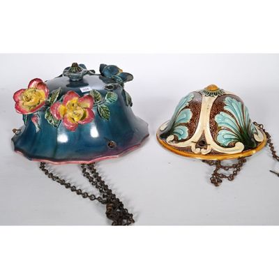 Deux pièces de poterie Art nouveau sont exposées sur un fond blanc