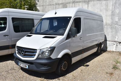 deux camionnettes blanches garées l'une à côté de l'autre dans un parking