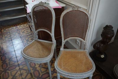 deux chaises assises l'une à côté de l'autre dans une pièce