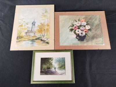 trois tableaux encadrés représentant des fleurs dans un vase et une photo d'une église