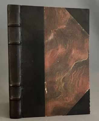 un vieux livre avec une couverture noire et une couverture rouge et noire