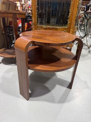 une table en bois sur laquelle se trouve un miroir