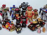 tout un tas de robots jouets posés sur une table