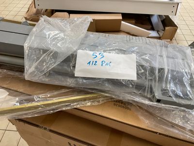 une pile de cartons emballés et prêts à être expédiés