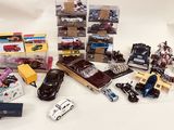 un grand nombre de petites voitures posées sur une table