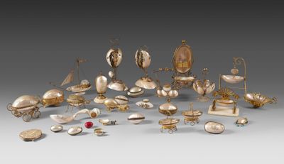 un assortiment d'objets en argent et en or, y compris un carrosse et d'autres articles