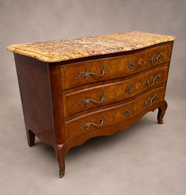 Commode dans le style Louis XVI en placage de bois. Ouvrant …