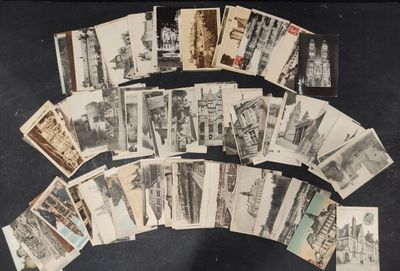 un lot de vieilles cartes postales posées sur une table