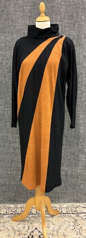 PIERRE CARDIN Paris – Robe longue en laine bicolore noir et camel...