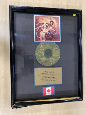 une photo encadrée représentant un disque vinyle et un CD accrochée au mur