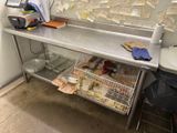 une table en métal sur laquelle se trouvent tout un tas de papiers