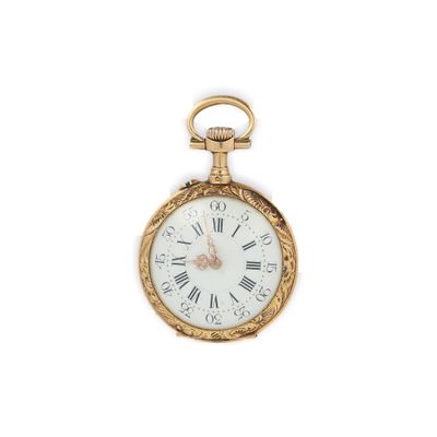 une vieille montre de poche en or avec des chiffres romains et des chiffres romains sur le cadran