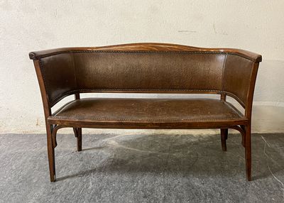 un banc en bois avec une assise en cuir marron
