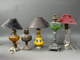 de nombreuses lampes différentes posées sur une table