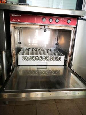un lave-vaisselle qui se trouve à l'intérieur d'un autre lave-vaisselle