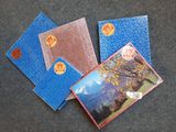 quatre cartes sur lesquelles figurent une femme et un arbre