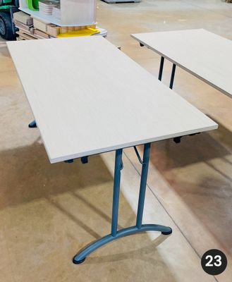 deux tables posées à même le sol dans l'entrepôt