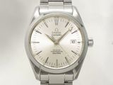 une montre en argent avec un cadran blanc et un bracelet en argent