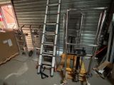 une échelle appuyée contre un mur dans un garage