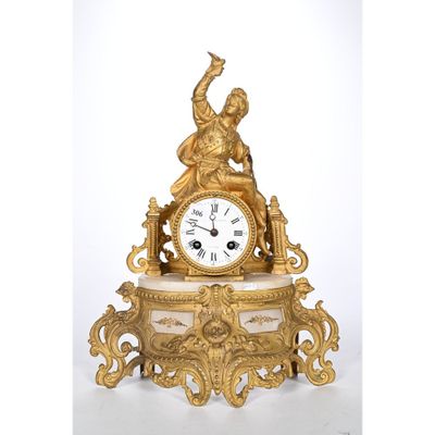 une horloge en or posée sur une table en marbre
