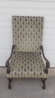 Fauteuil en noyer sculpté et mouluré, reposant sur quatre pi…