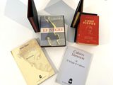 trois livres posés l'un à côté de l'autre sur une table