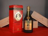 une bouteille de vin à côté d'une boîte sur une table