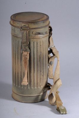 une petite boîte métallique munie d'une poignée et d'une autre poignée