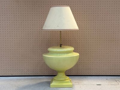 une lampe posée sur une table devant un mur