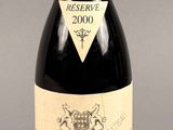 une bouteille de vin posée sur une table