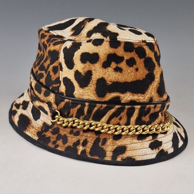 chapeau bob à imprimé léopard avec détail en chaîne