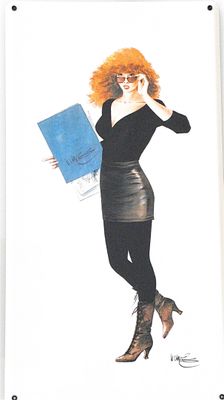 la photo d'une femme en robe noire tenant un livre