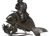 statue représentant un homme chevauchant un poisson, coiffé d'un chapeau