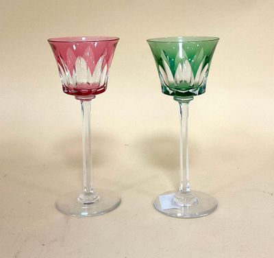 deux verres à vin posés l'un à côté de l'autre sur une table
