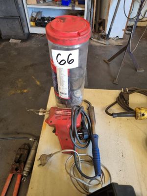 une borne d'incendie rouge posée sur une table dans un garage