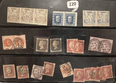 Plusieurs types de timbres sont exposés dans une vitrine.
