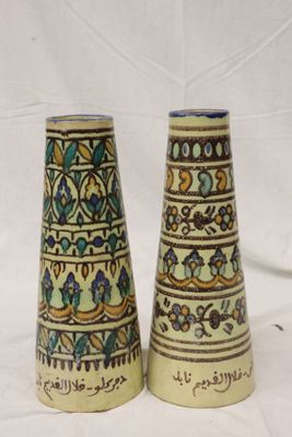 deux vases posés sur une surface blanche