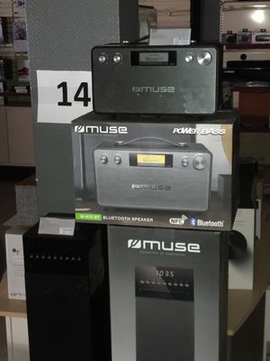 une pile d'appareils électroniques empilés les uns sur les autres dans un magasin