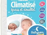 le bébé dort dans le matelas de son lit de bébé, sur lequel est inscrit son prénom