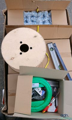 une boîte en carton contenant un tuyau et d'autres objets