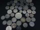 une pile de pièces d'argent sur une surface noire