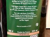 Des bouteilles de vin sont posées sur une table ; leur étiquette comporte un code QR.