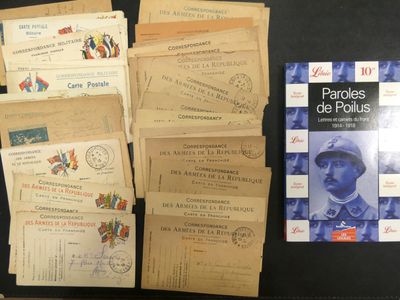 de nombreuses cartes postales et enveloppes anciennes posées sur une table
