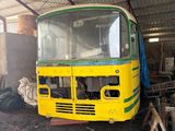 un bus jaune garé à l'intérieur d'un bâtiment
