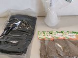 deux sachets de graines et une bouteille d'eau sur le comptoir