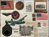 une exposition d'objets militaires exposés dans une vitrine