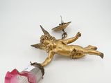 une statue en or représentant une jeune fille tenant une fleur